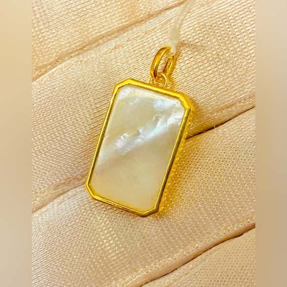 Jewelry - 🏵️18 K Gold pendant. Mother of pearl. Brand new🏵️